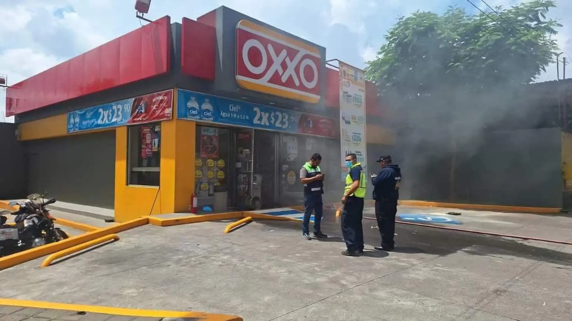 Tienda OXXO con afectaciones